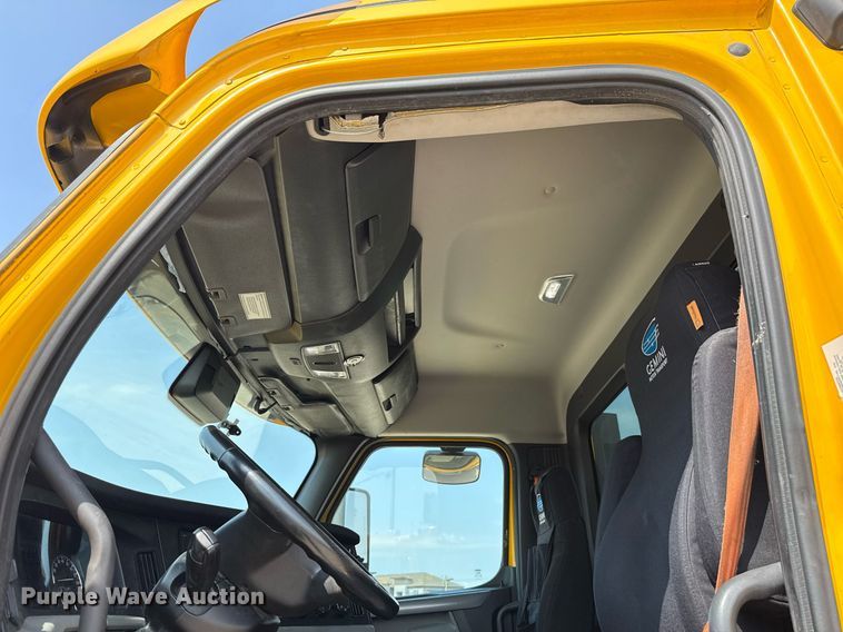 image for item EJ4594 2021 Freightliner Cascadia 126 semi truck