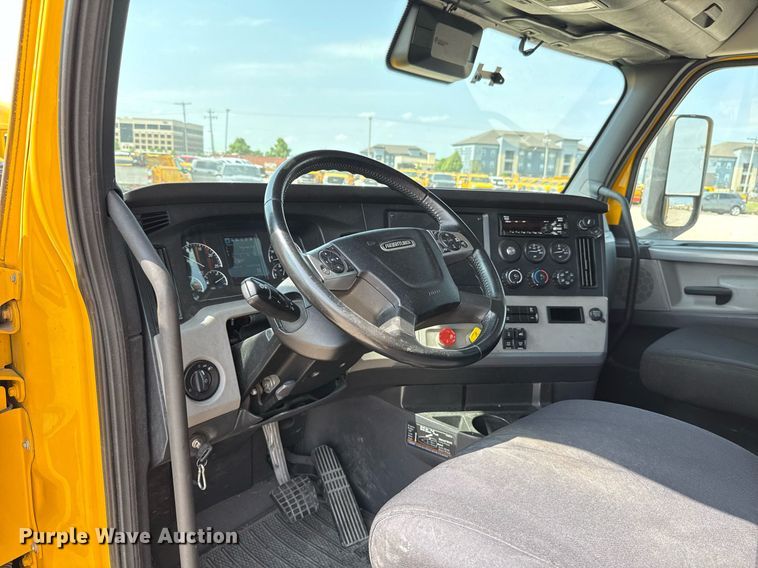 image for item EJ4594 2021 Freightliner Cascadia 126 semi truck