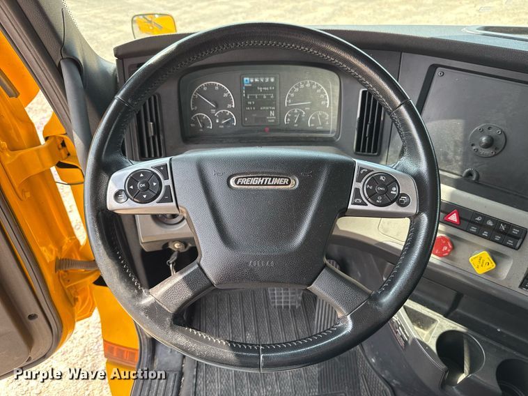 image for item EJ4594 2021 Freightliner Cascadia 126 semi truck