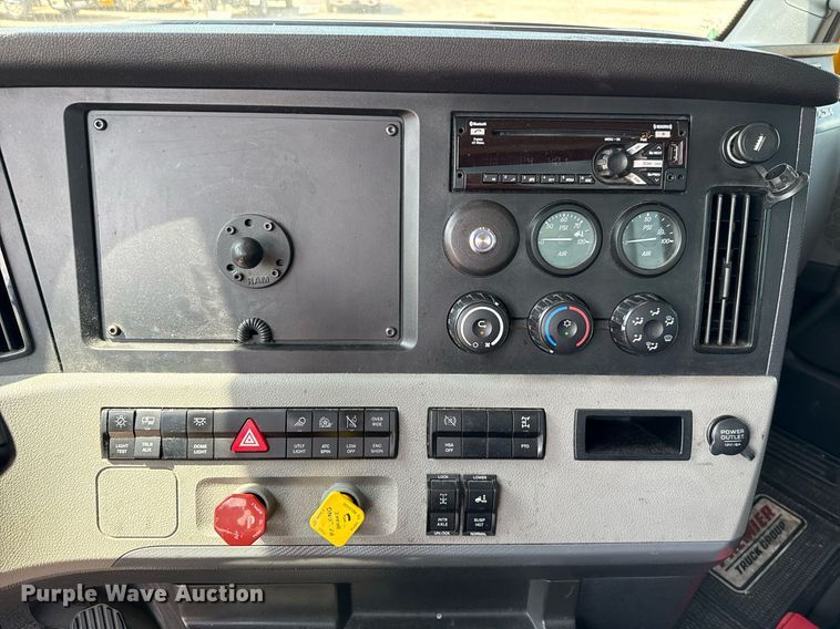 image for item EJ4594 2021 Freightliner Cascadia 126 semi truck