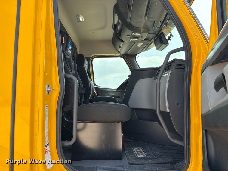 image for item EJ4594 2021 Freightliner Cascadia 126 semi truck