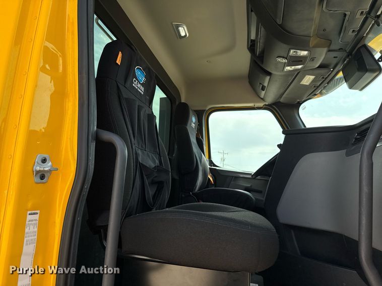 image for item EJ4594 2021 Freightliner Cascadia 126 semi truck