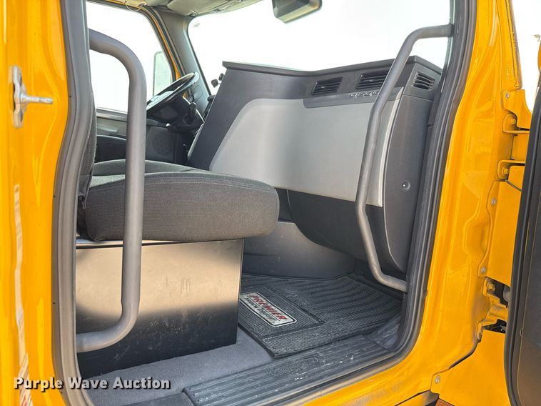 image for item EJ4594 2021 Freightliner Cascadia 126 semi truck