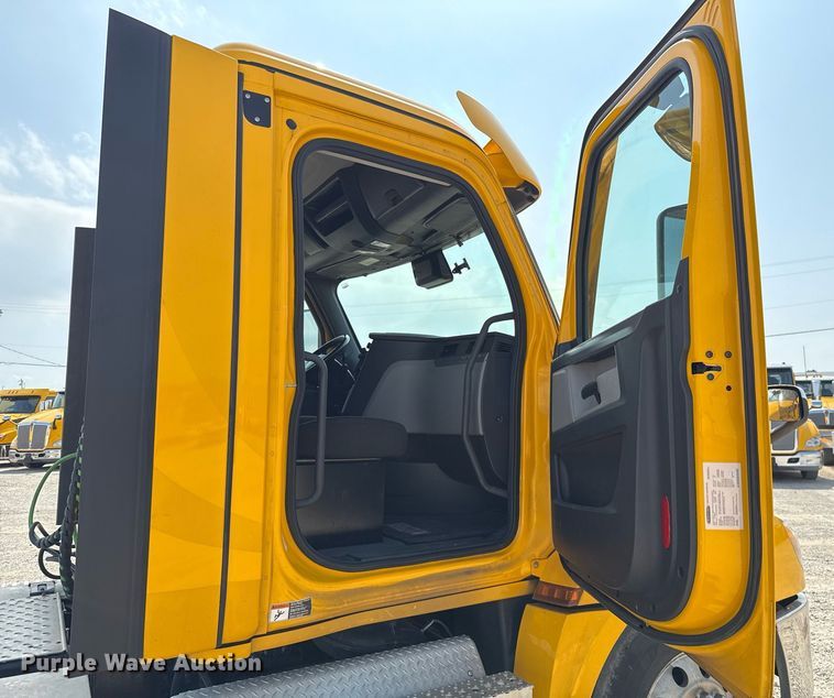 image for item EJ4594 2021 Freightliner Cascadia 126 semi truck