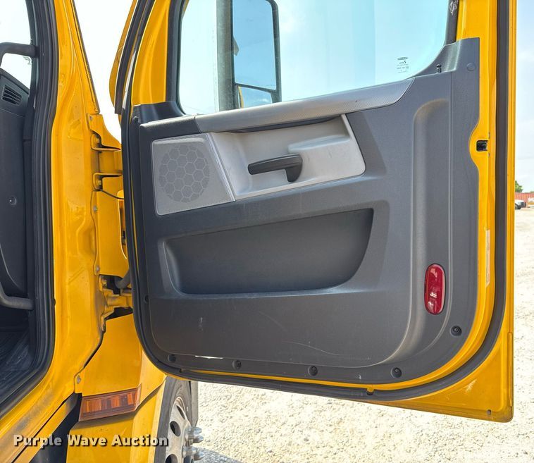 image for item EJ4594 2021 Freightliner Cascadia 126 semi truck