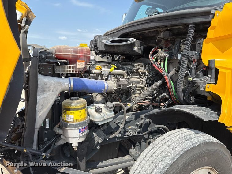 image for item EJ4594 2021 Freightliner Cascadia 126 semi truck