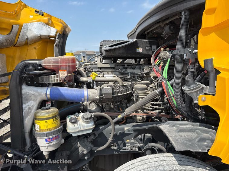 image for item EJ4594 2021 Freightliner Cascadia 126 semi truck