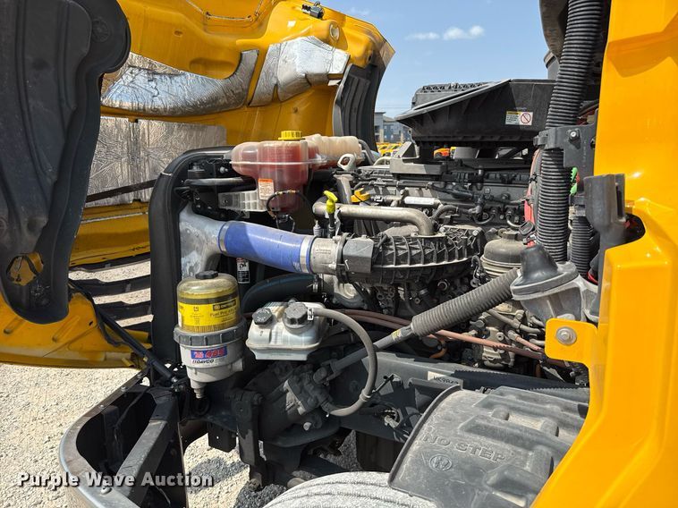 image for item EJ4594 2021 Freightliner Cascadia 126 semi truck