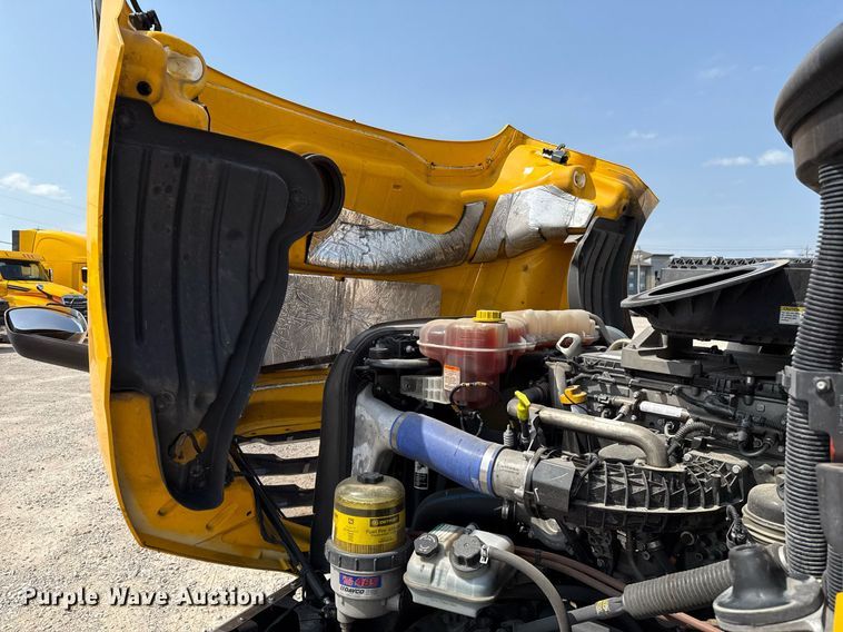 image for item EJ4594 2021 Freightliner Cascadia 126 semi truck