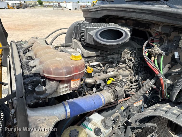 image for item EJ4594 2021 Freightliner Cascadia 126 semi truck