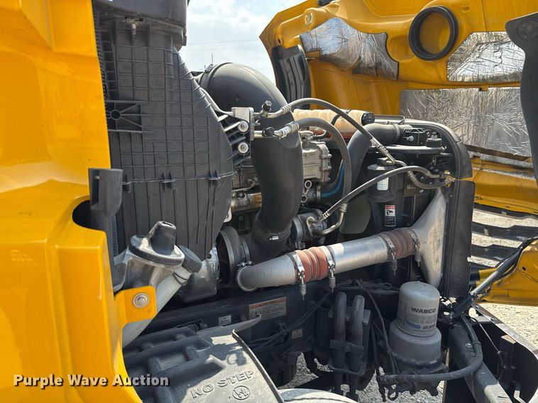 image for item EJ4594 2021 Freightliner Cascadia 126 semi truck