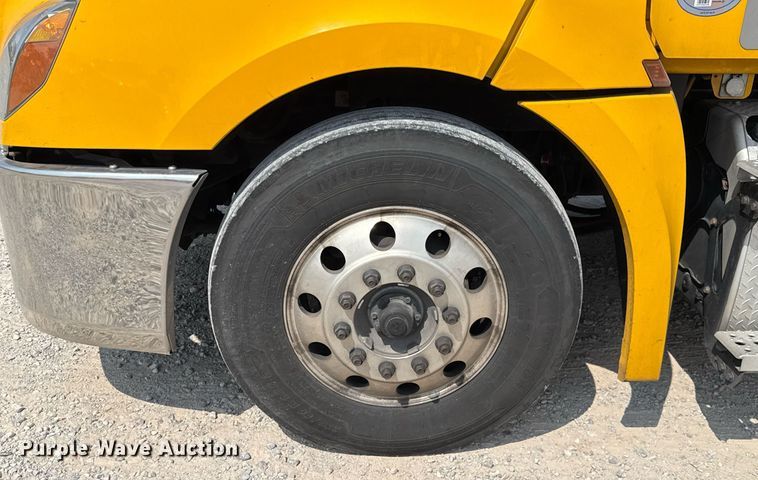 image for item EJ4594 2021 Freightliner Cascadia 126 semi truck