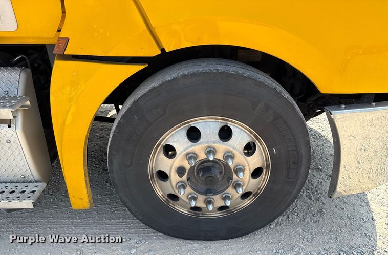 image for item EJ4594 2021 Freightliner Cascadia 126 semi truck