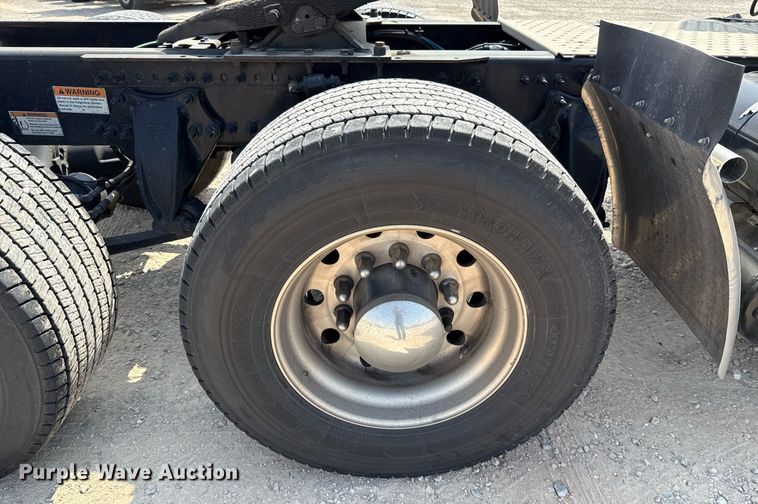 image for item EJ4594 2021 Freightliner Cascadia 126 semi truck