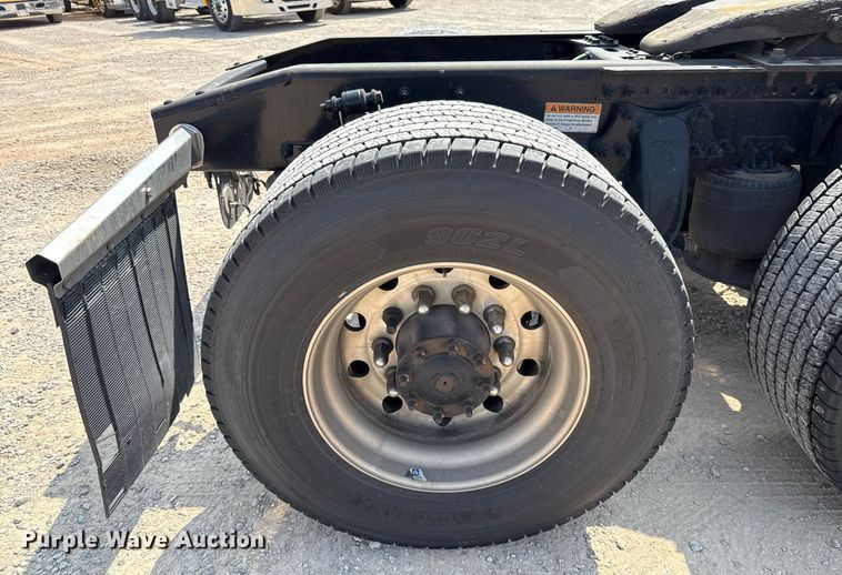 image for item EJ4594 2021 Freightliner Cascadia 126 semi truck