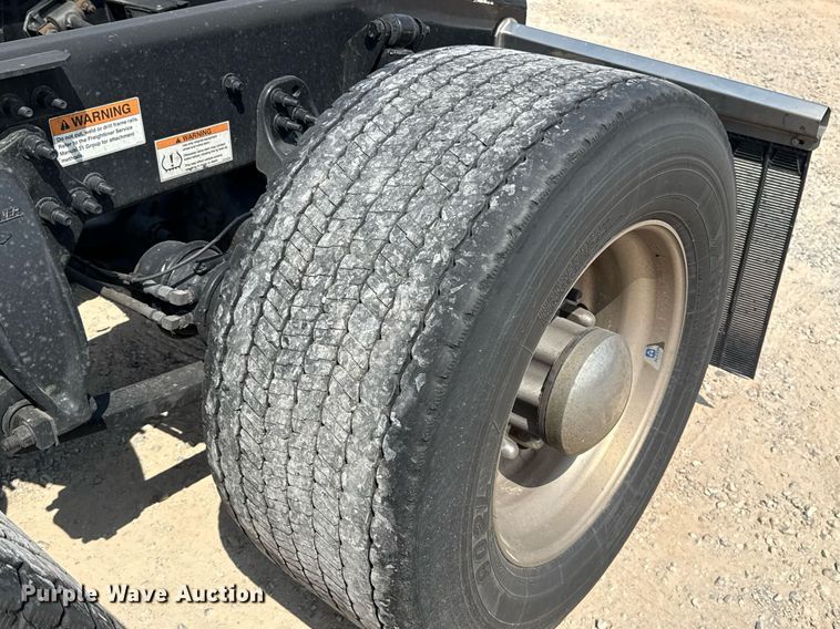 image for item EJ4594 2021 Freightliner Cascadia 126 semi truck