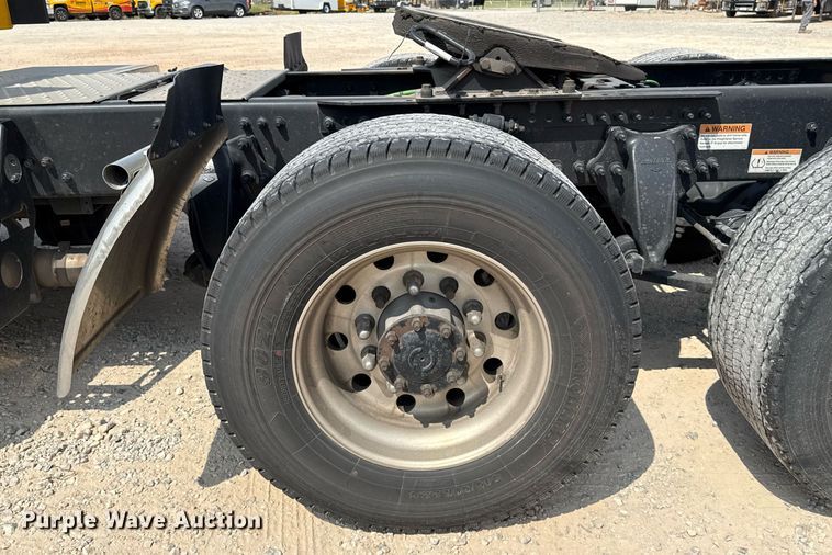 image for item EJ4594 2021 Freightliner Cascadia 126 semi truck