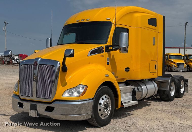 image for item EJ4595 2020 Kenworth T680 semi truck