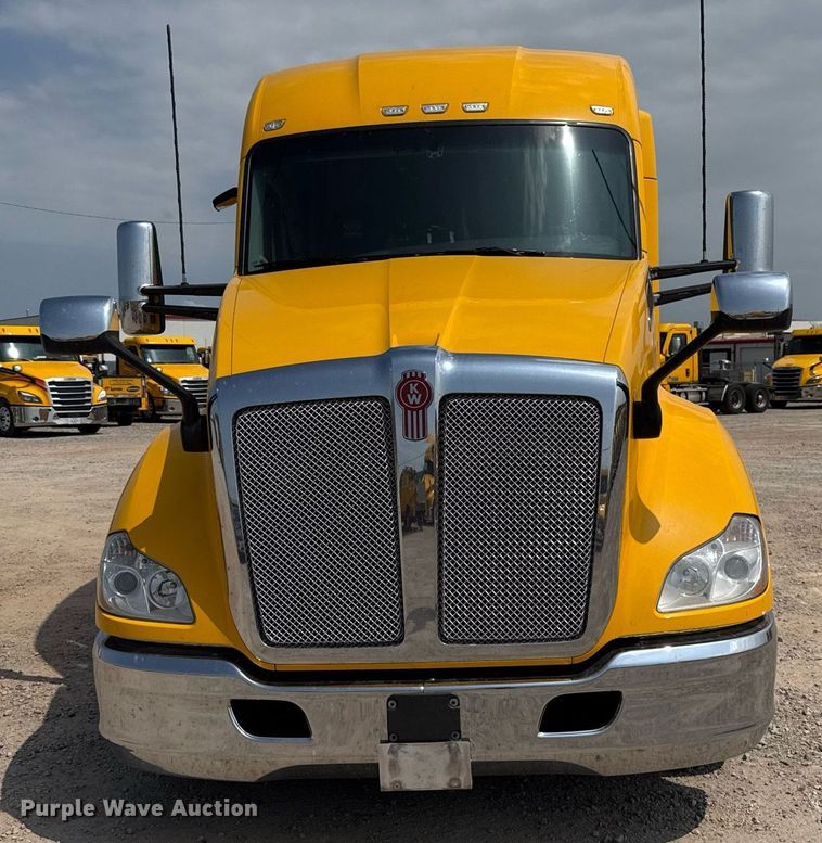 image for item EJ4595 2020 Kenworth T680 semi truck