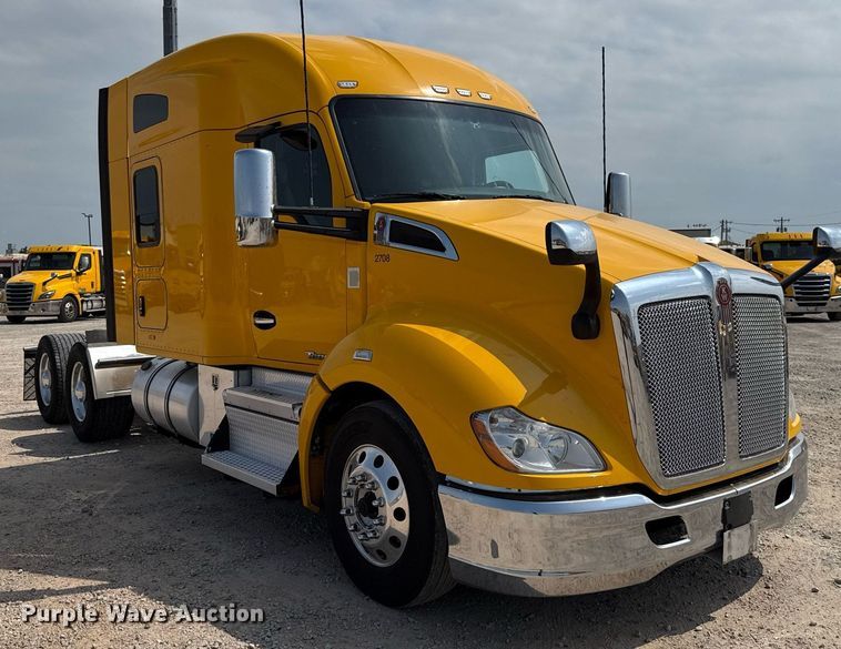 image for item EJ4595 2020 Kenworth T680 semi truck