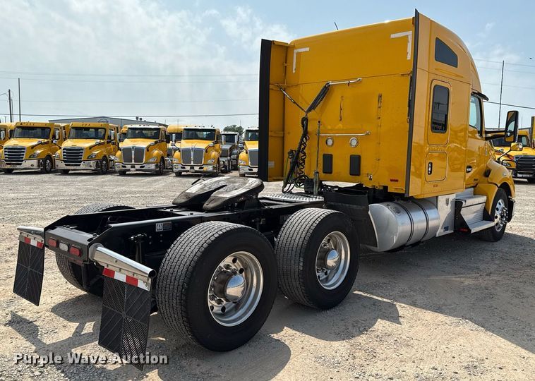 image for item EJ4595 2020 Kenworth T680 semi truck