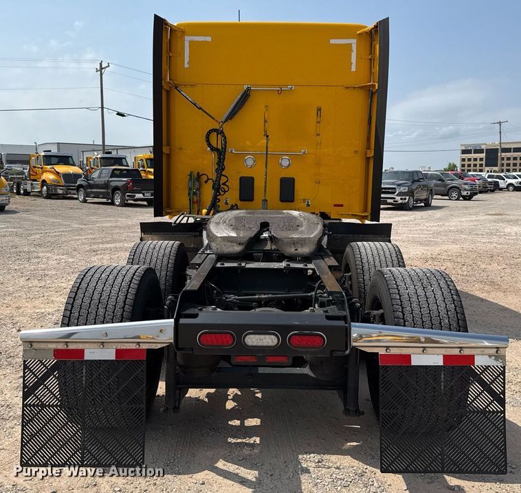 image for item EJ4595 2020 Kenworth T680 semi truck