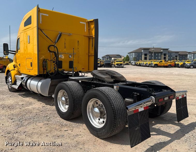 image for item EJ4595 2020 Kenworth T680 semi truck