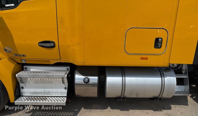 image for item EJ4595 2020 Kenworth T680 semi truck