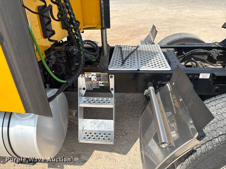 image for item EJ4595 2020 Kenworth T680 semi truck