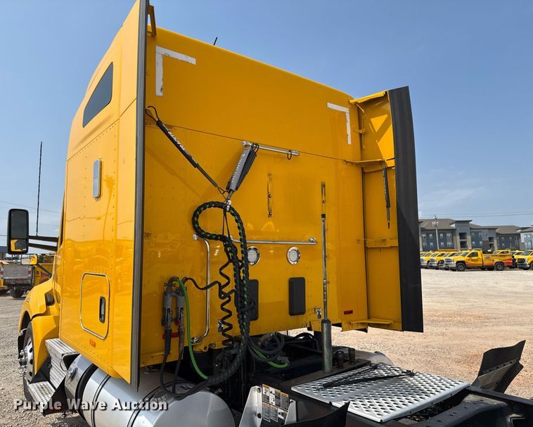 image for item EJ4595 2020 Kenworth T680 semi truck