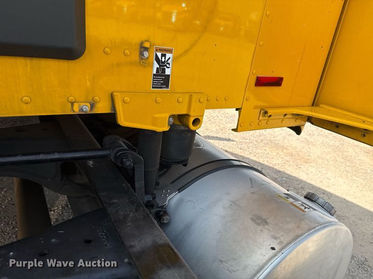 image for item EJ4595 2020 Kenworth T680 semi truck