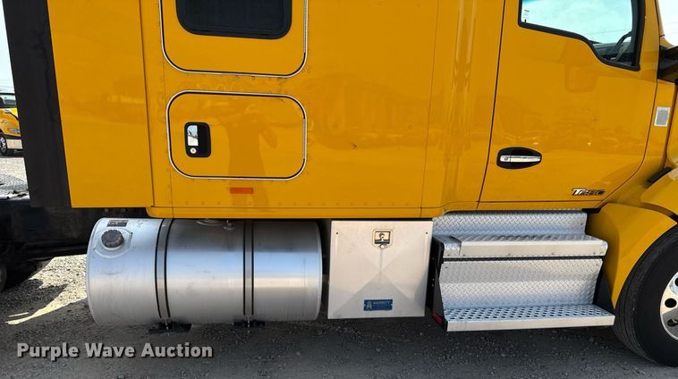 image for item EJ4595 2020 Kenworth T680 semi truck