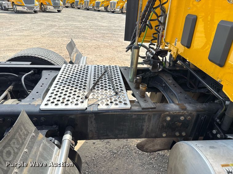 image for item EJ4595 2020 Kenworth T680 semi truck