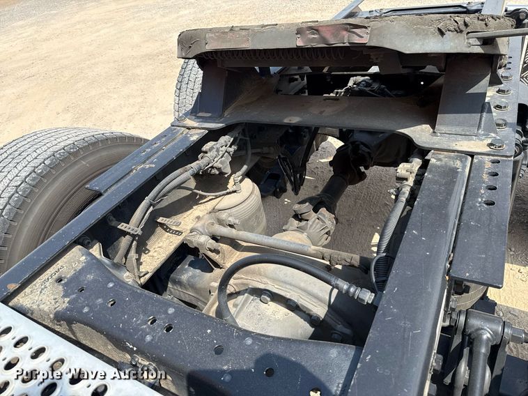 image for item EJ4595 2020 Kenworth T680 semi truck