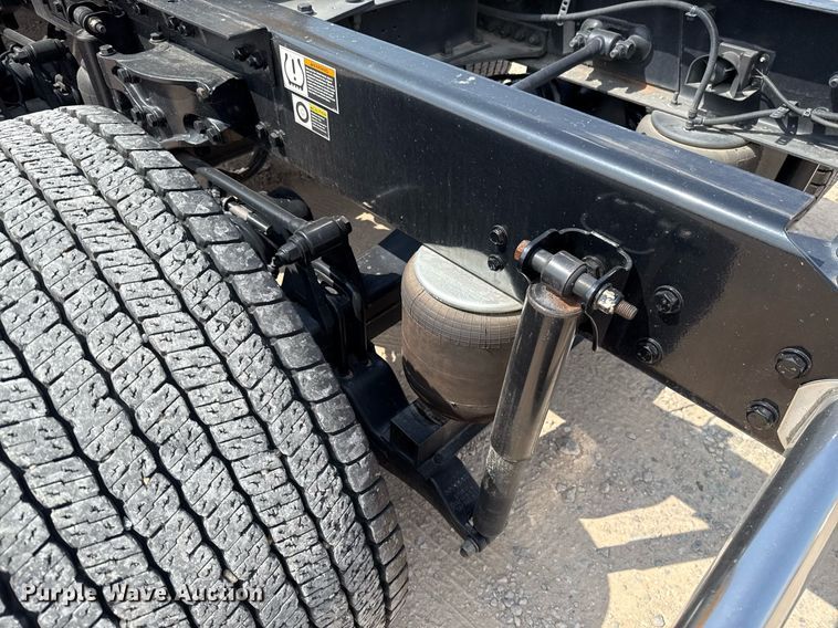 image for item EJ4595 2020 Kenworth T680 semi truck