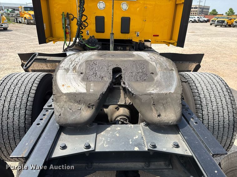 image for item EJ4595 2020 Kenworth T680 semi truck