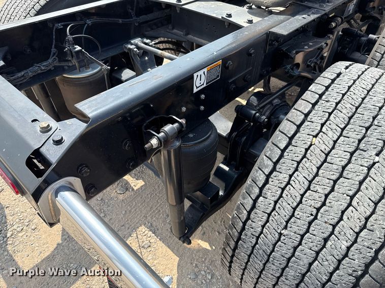 image for item EJ4595 2020 Kenworth T680 semi truck