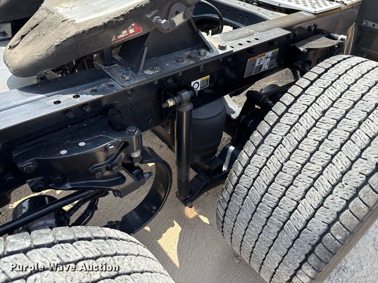 image for item EJ4595 2020 Kenworth T680 semi truck