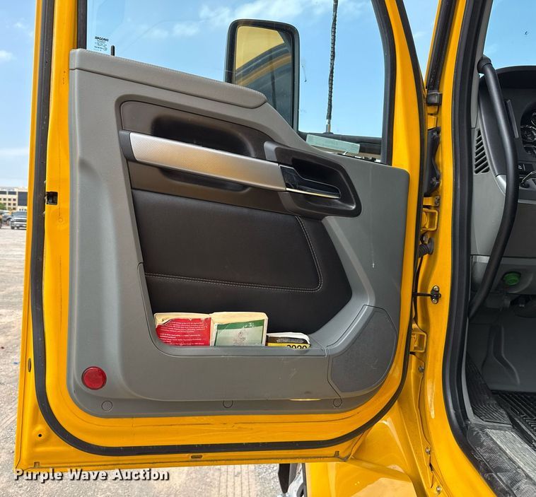 image for item EJ4595 2020 Kenworth T680 semi truck