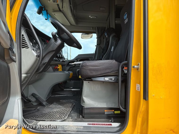 image for item EJ4595 2020 Kenworth T680 semi truck