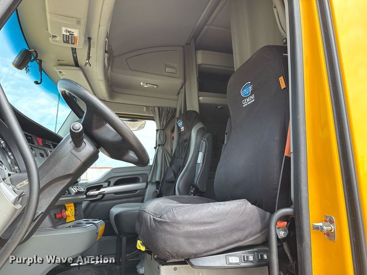 image for item EJ4595 2020 Kenworth T680 semi truck