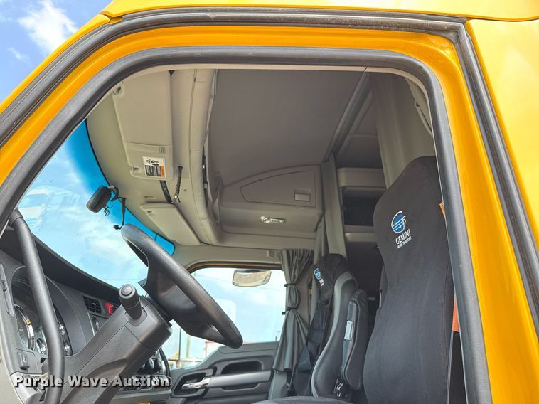 image for item EJ4595 2020 Kenworth T680 semi truck