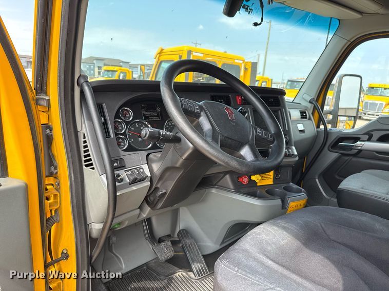 image for item EJ4595 2020 Kenworth T680 semi truck