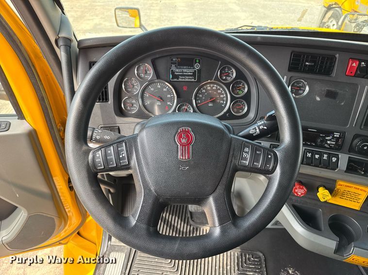 image for item EJ4595 2020 Kenworth T680 semi truck