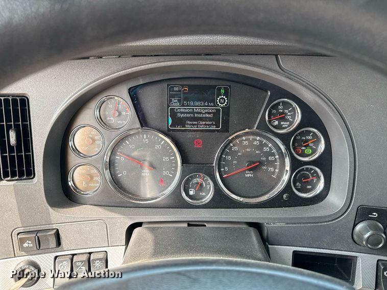 image for item EJ4595 2020 Kenworth T680 semi truck