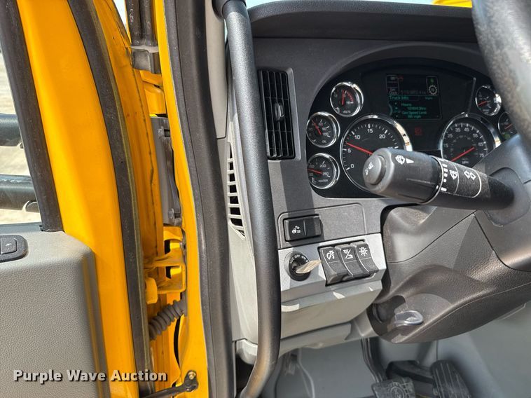 image for item EJ4595 2020 Kenworth T680 semi truck