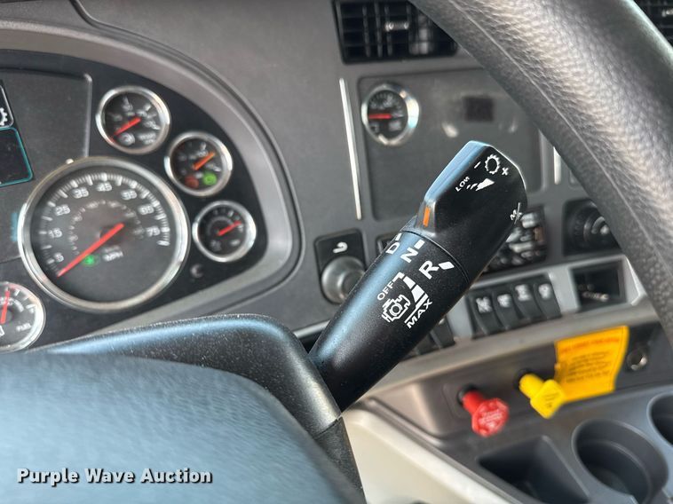 image for item EJ4595 2020 Kenworth T680 semi truck