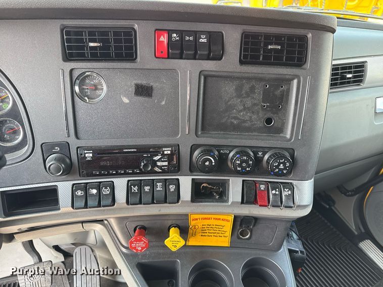 image for item EJ4595 2020 Kenworth T680 semi truck