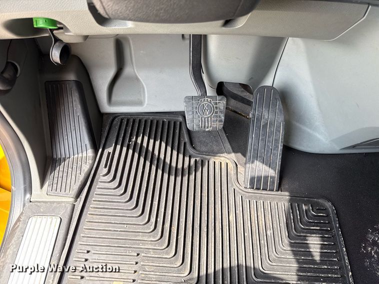 image for item EJ4595 2020 Kenworth T680 semi truck