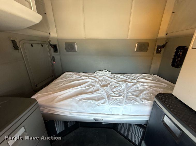 image for item EJ4595 2020 Kenworth T680 semi truck